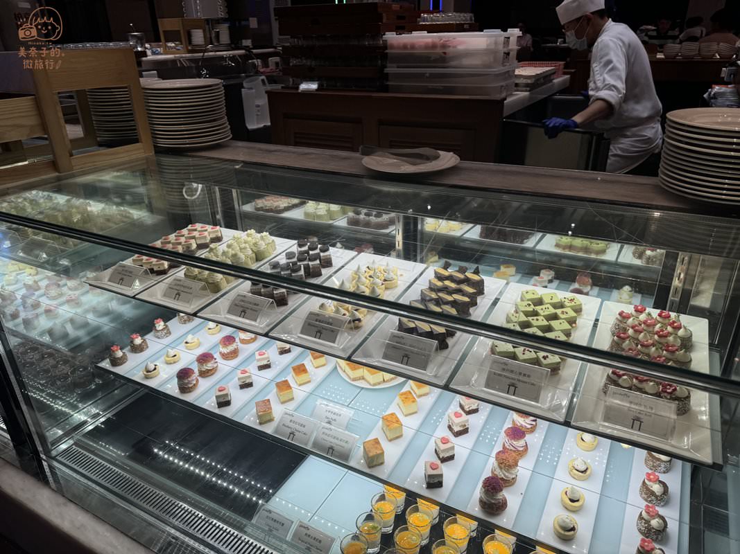 台北美福自助餐彩匯廳：繽紛甜點區、飲料區吃到飽