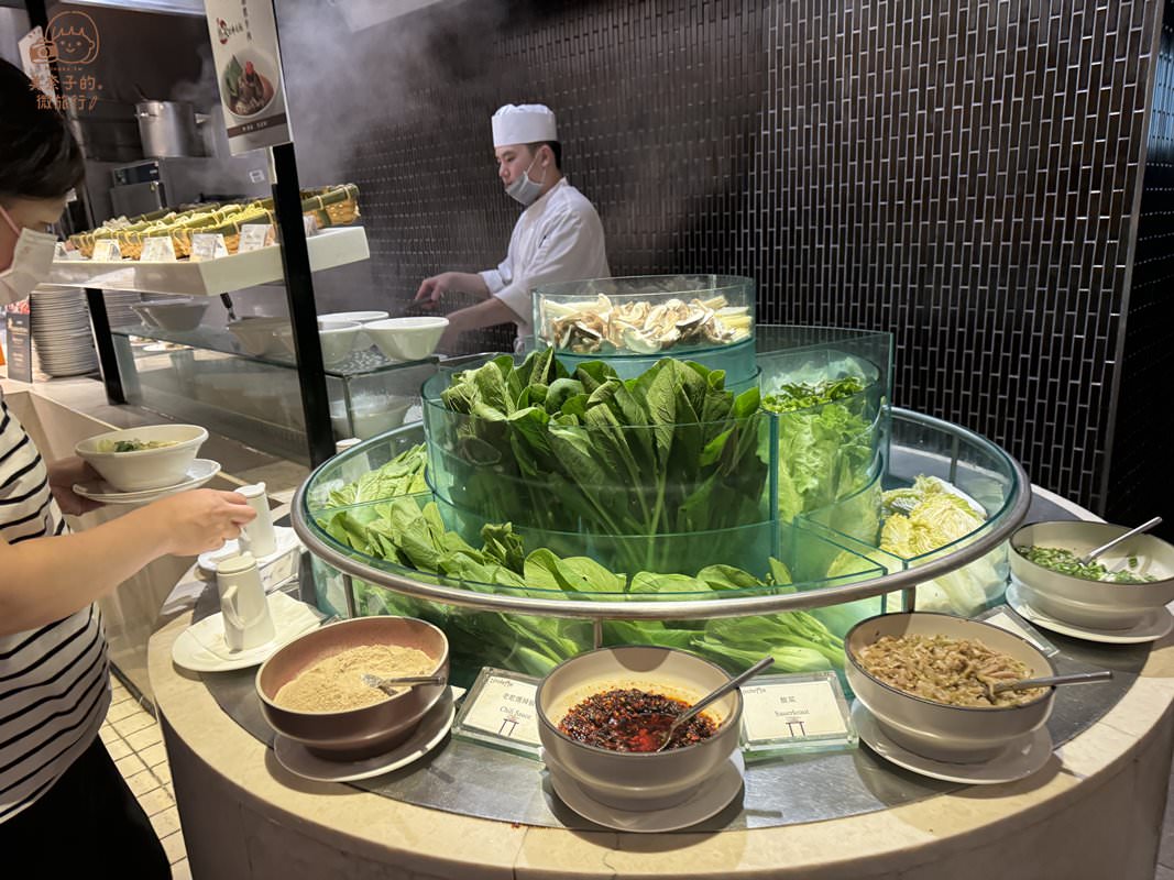 台北美福自助餐彩匯廳：現煮麵檯及鮮蔬區