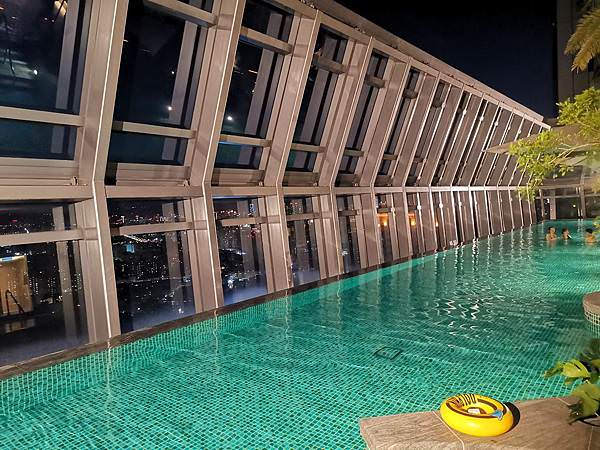 新板希爾頓飯店夜間游泳池