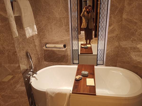 香格里拉台北遠東超豪華客房浴缸