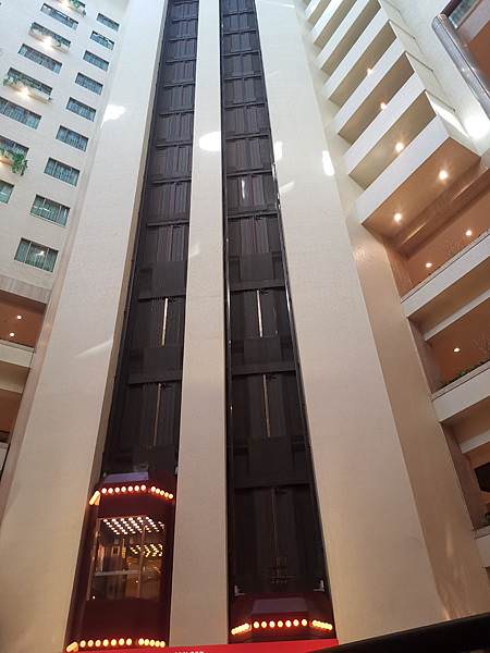 台北福華飯店住宿中庭電梯