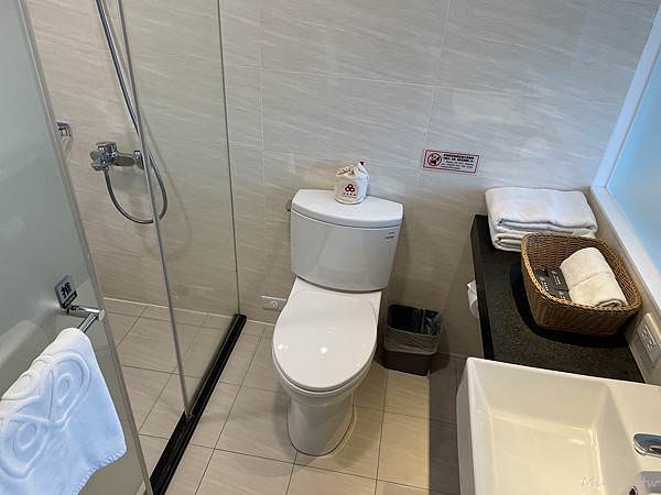 台北住宿推薦怡品商旅雙床房衛浴設備
