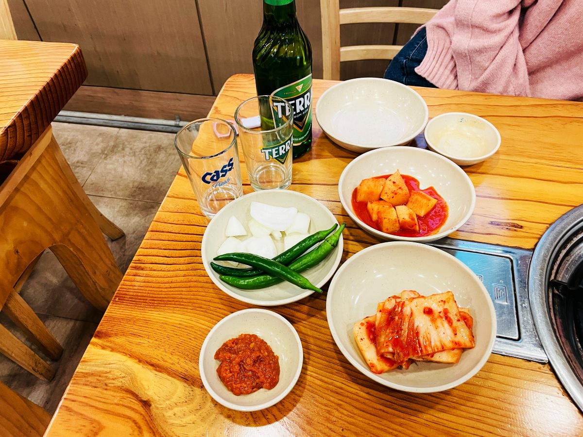 韓國首爾美食東廟24小時馬鈴薯排骨湯小菜