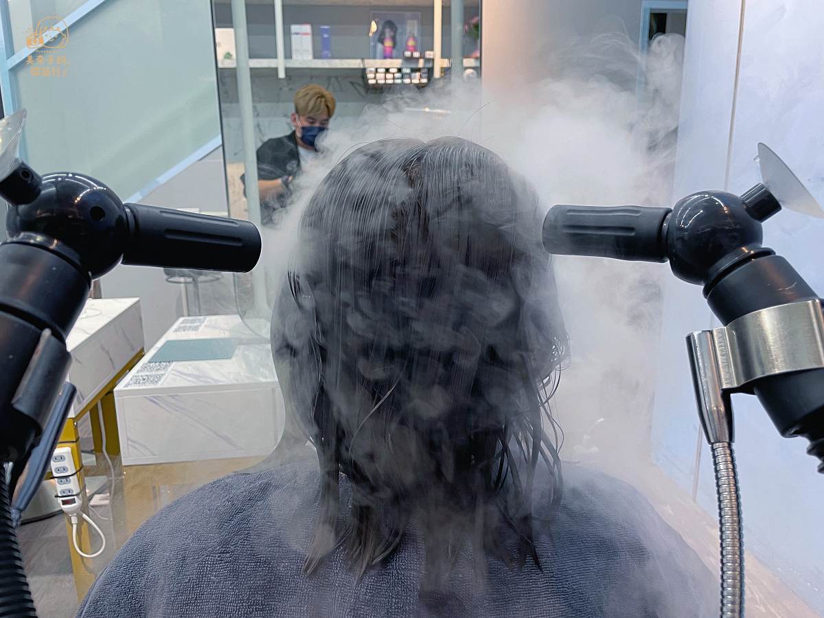 板橋染髮推薦AZone髮廊寶貝店 黑曜光感護髮霧化機