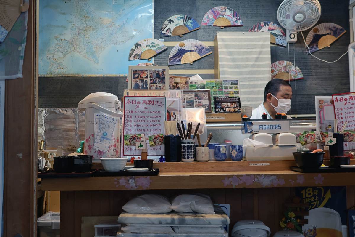 北海道美食札幌二条市場第一海鮮丸吧台