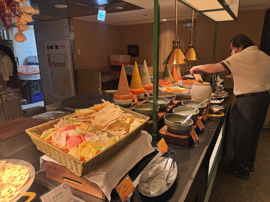 遠東Cafe自助餐亞洲料理餐點餐台