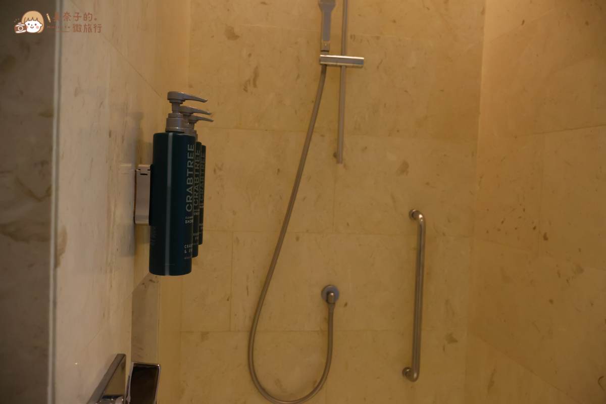 沙巴住宿|亞庇希爾頓飯店雙人房衛浴設備淋浴間