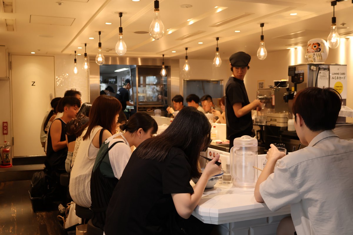 東京美食｜AFURI阿夫利柚子拉麵新宿店店內環境