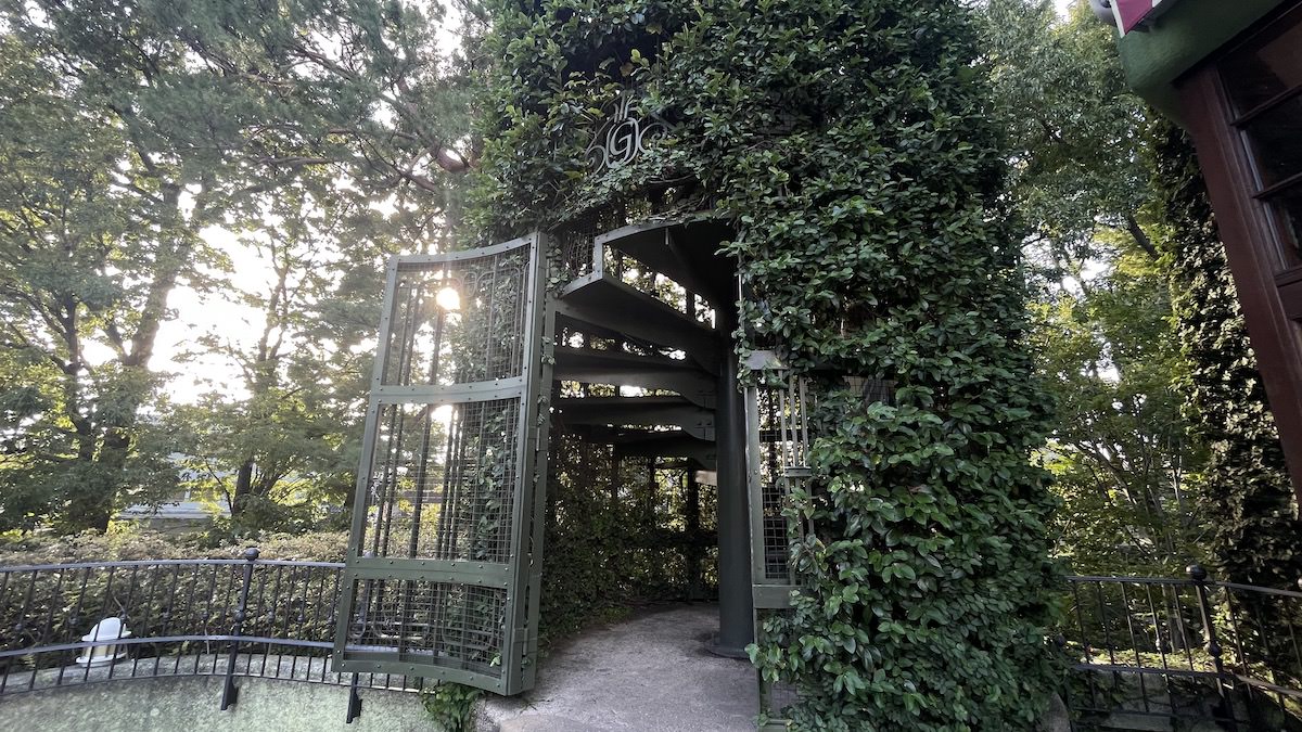 【2025東京三鷹吉卜力美術館攻略】宮崎駿迷必去:門票訂票購買、交通、景點教學 - 第6張圖 吉卜力美術館屋頂花園旋轉樓梯