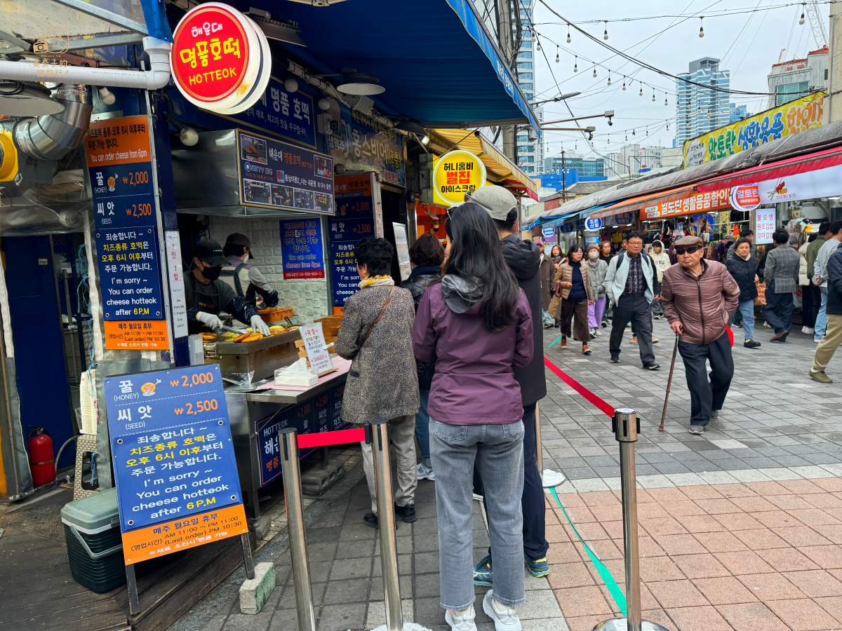 海雲台美食釜山名品黑糖餅就在海雲台傳統市場一條街