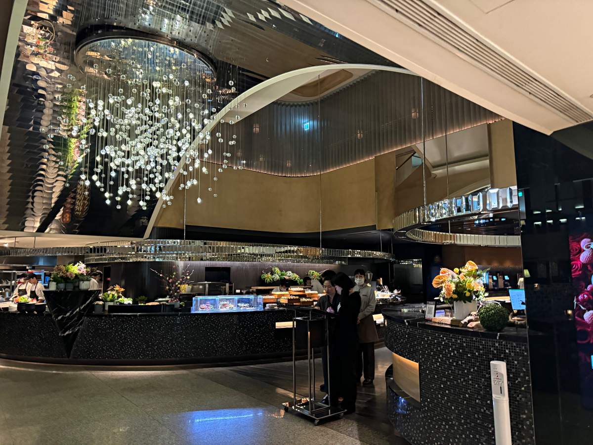 【台北晶華酒店栢麗廳brasserie】精緻五星級Buffet吃到飽晚餐,爸媽喜歡錢包開心 - 第2張圖 台北晶華酒店栢麗廳|五星級吃到飽 價格