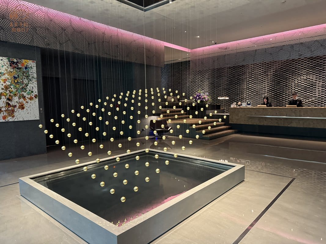 【2025高雄住宿】晶英國際行館Silks Club開箱:宛如藝術品精品酒店 - 第4張圖 高雄晶英國際行館Silks Club|一樓大廳舞動的粒子