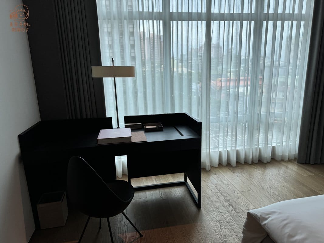 【2025高雄住宿】晶英國際行館Silks Club開箱:宛如藝術品精品酒店 - 第12張圖 高雄晶英國際行館Silks Club|雙床房書桌