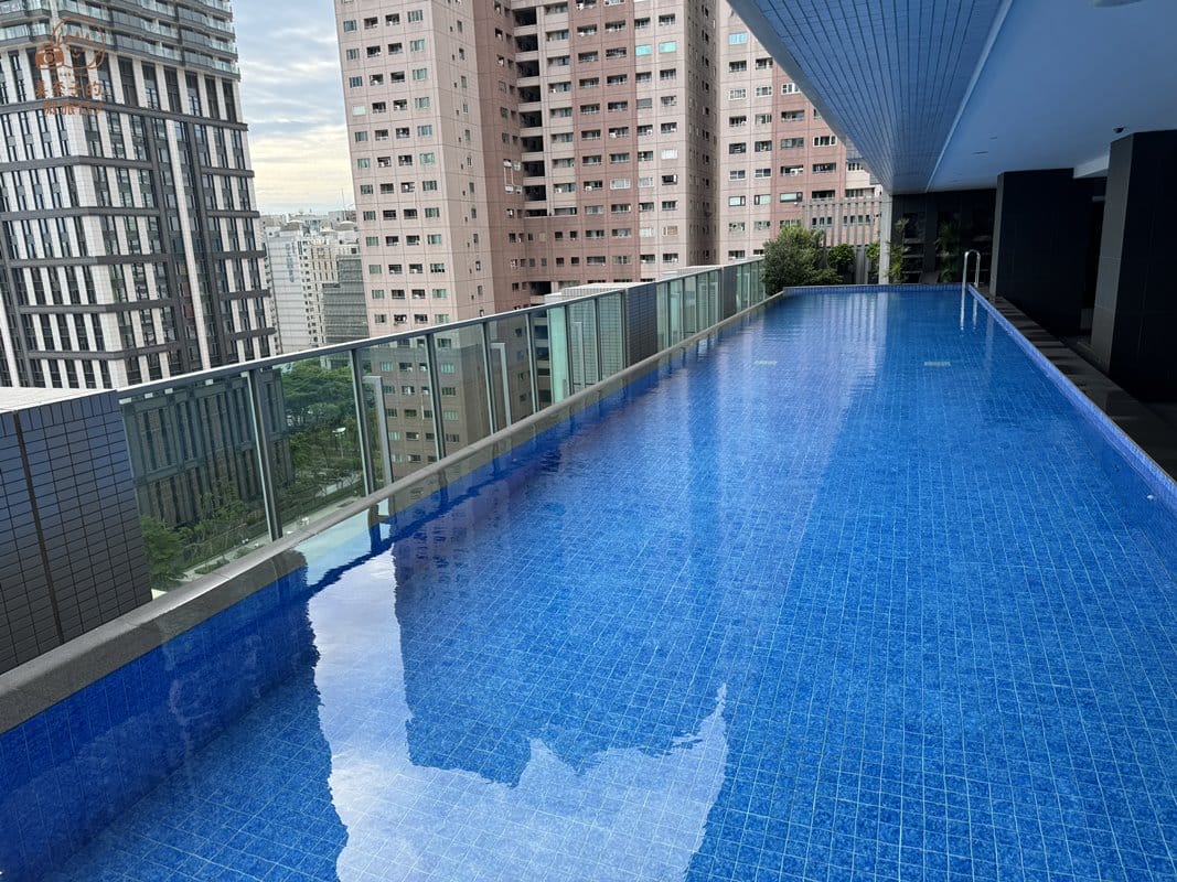 【2025高雄住宿】晶英國際行館Silks Club開箱:宛如藝術品精品酒店 - 第26張圖 高雄晶英國際行館Silks Club游泳池