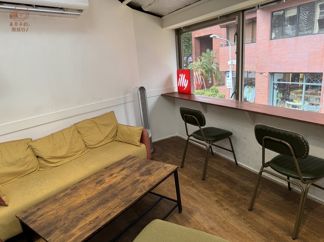 台北肉桂捲fly cafe蒼蠅哥沙發區