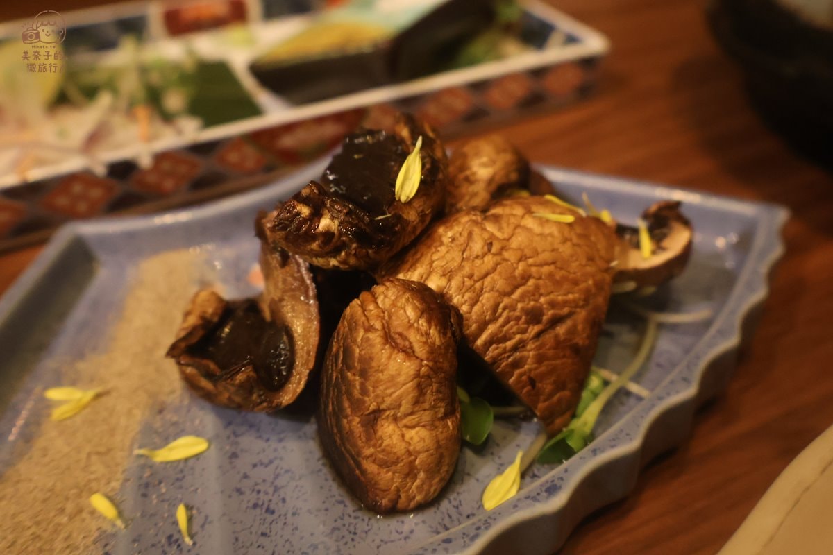 【2024台北居酒屋】餐點好吃下酒:酒桃Sake momo 東區質感餐酒館 - 第27張圖 台北酒桃餐酒館鹽烤波特菇