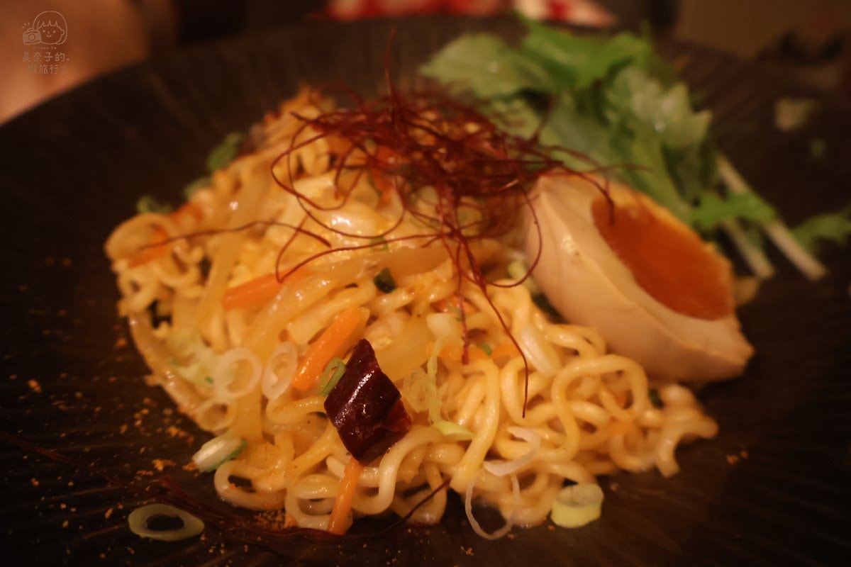 【2024台北居酒屋】餐點好吃下酒:酒桃Sake momo 東區質感餐酒館 - 第29張圖 台北酒桃餐酒館鹹蛋黃拌面