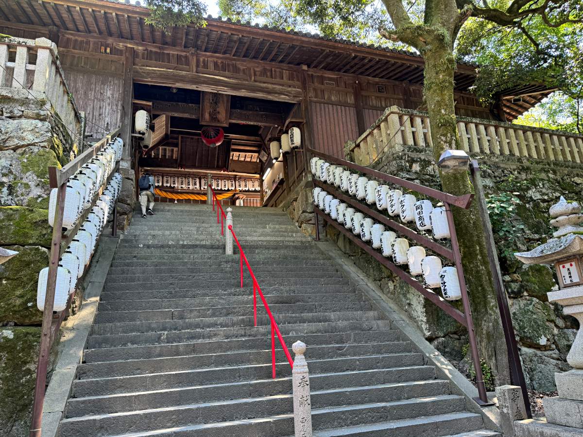 岡山景點吉備津神社的入口階梯