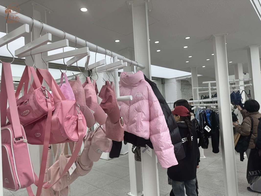 Emis明洞店粉紅色