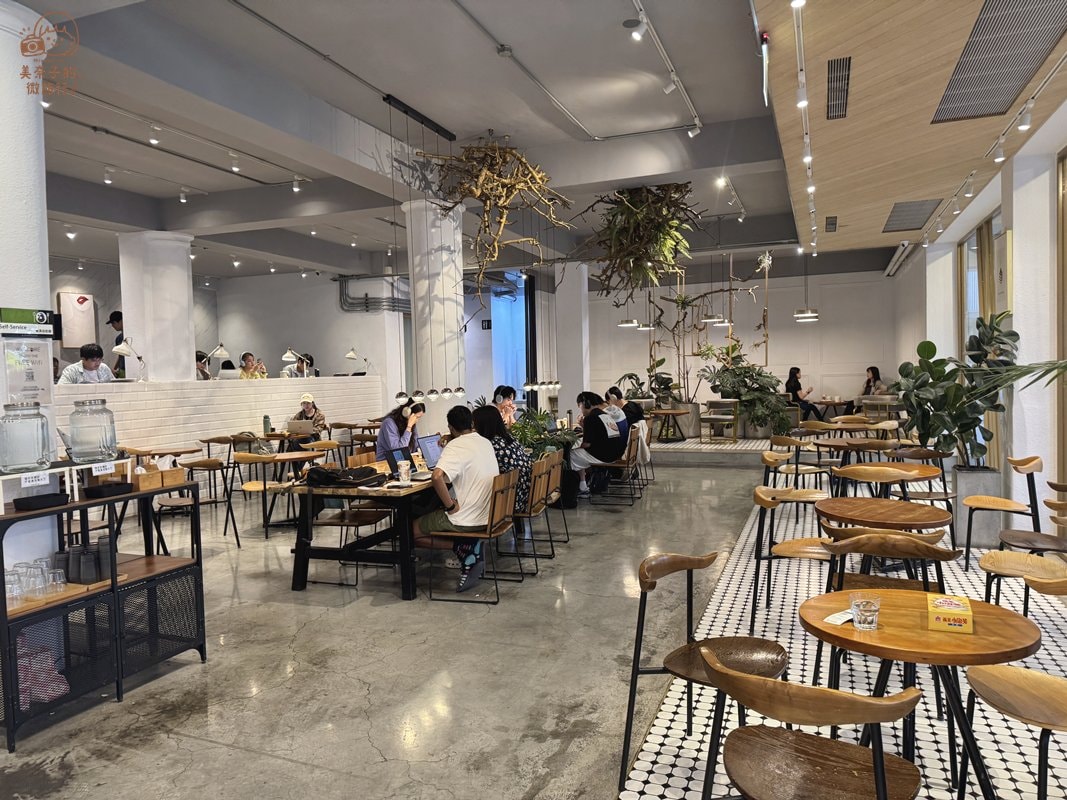 高雄美食｜咖啡覺醒中山店店內環境