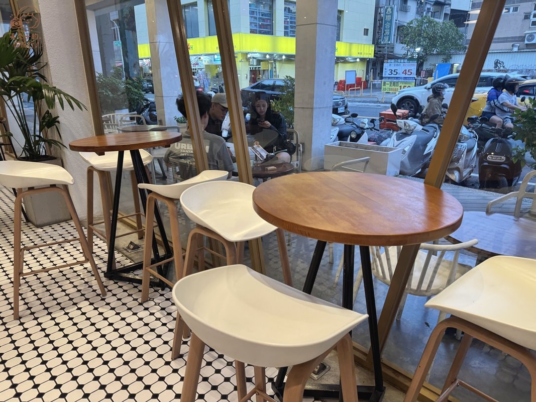 高雄美食｜咖啡覺醒中山店座位