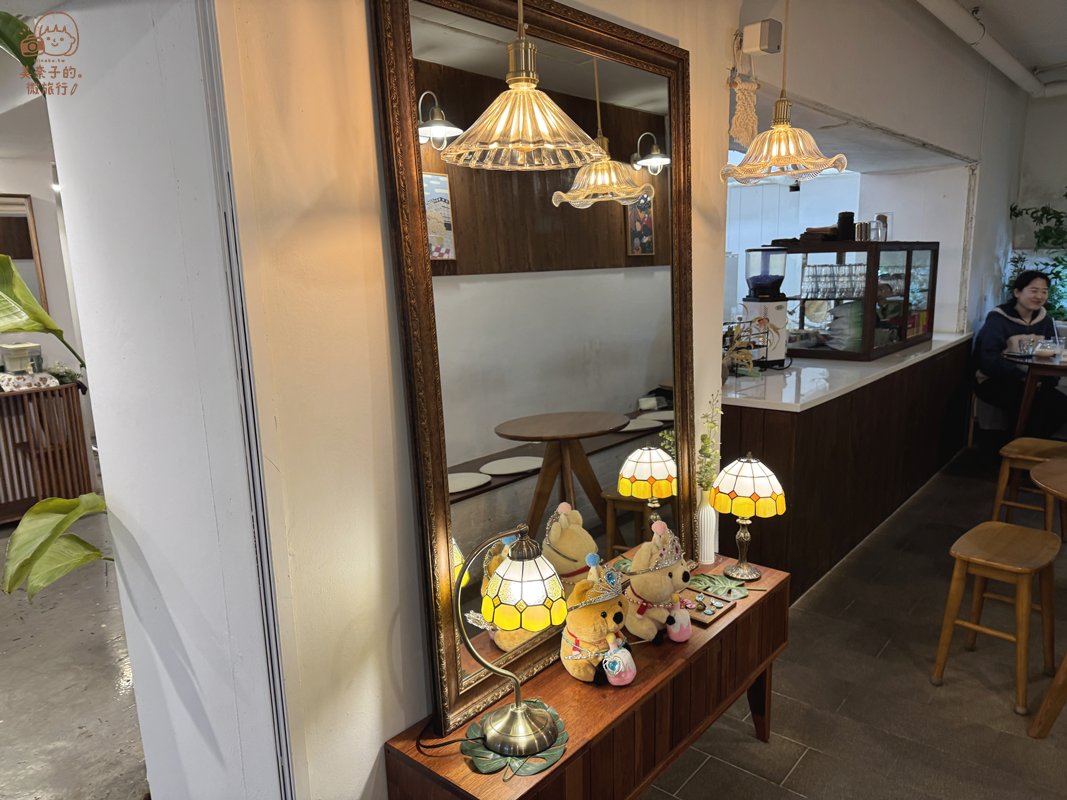 弘大美食｜首爾自由行必吃咖啡廳：TRIBE Cafe 內用座位