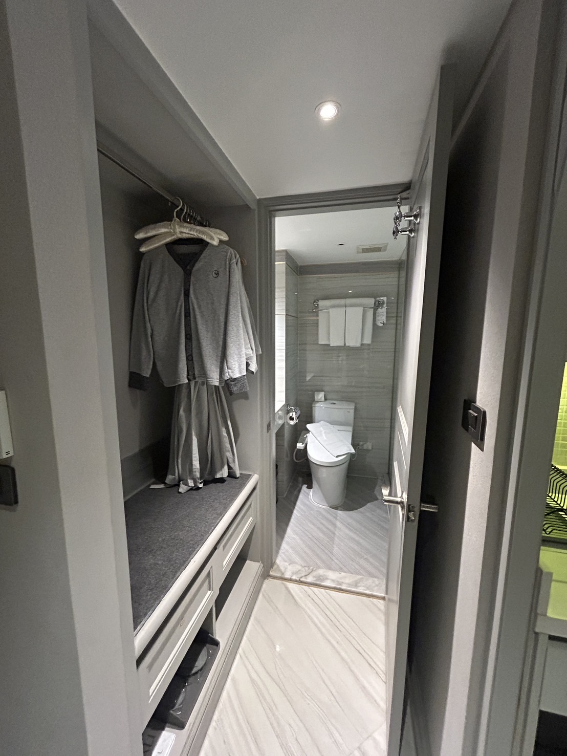 曼谷住宿The Salil Hotel Sukhumvit 57 飯店開放式衣櫃