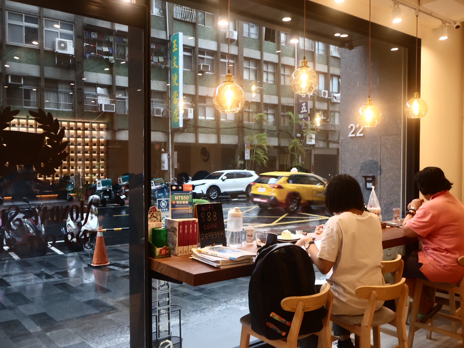 台北下午茶推薦｜波赫士領地精品咖啡館店內落地窗座位