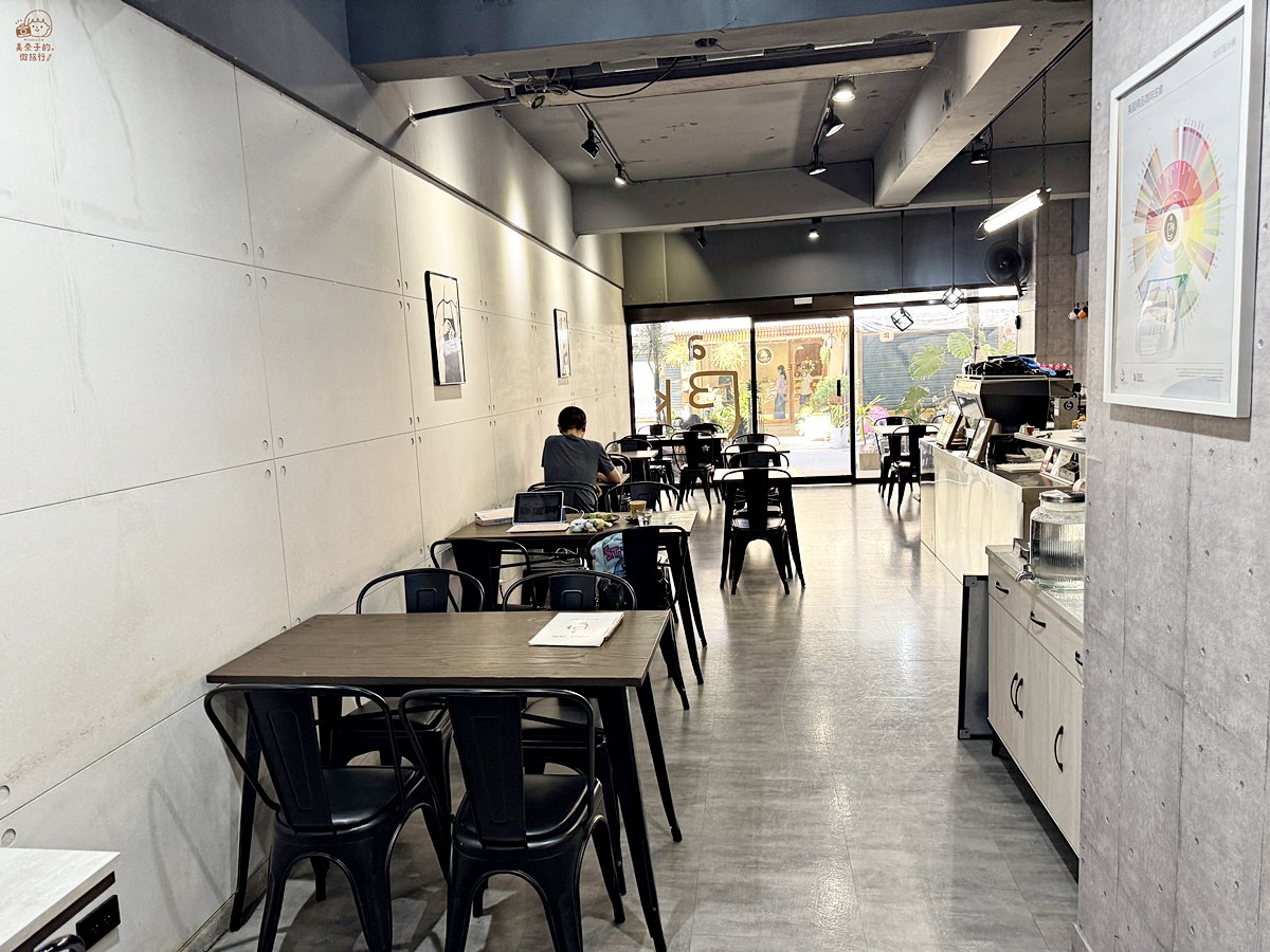 永和美食推薦｜Black Coffee黑咖啡店內環境：座位都有插座