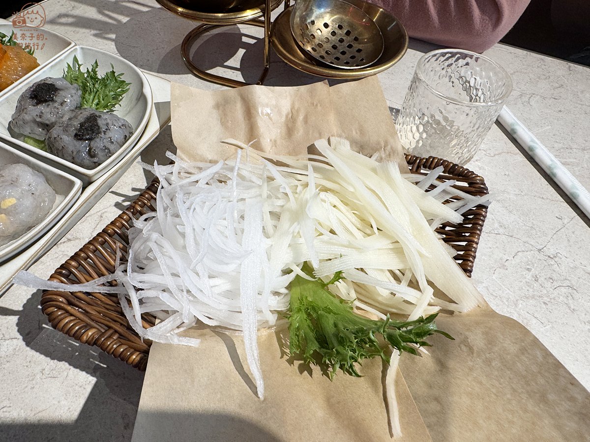 【2025台北美食】撈王火鍋:粵式胡椒豬肚雞湯鍋物,近南京松江 - 第20張圖 中間有一道也是我第一次吃的雙脆絲,其實就是蘿蔔絲加馬鈴薯切很細,但口感很好,下鍋煮建議煮一分半。