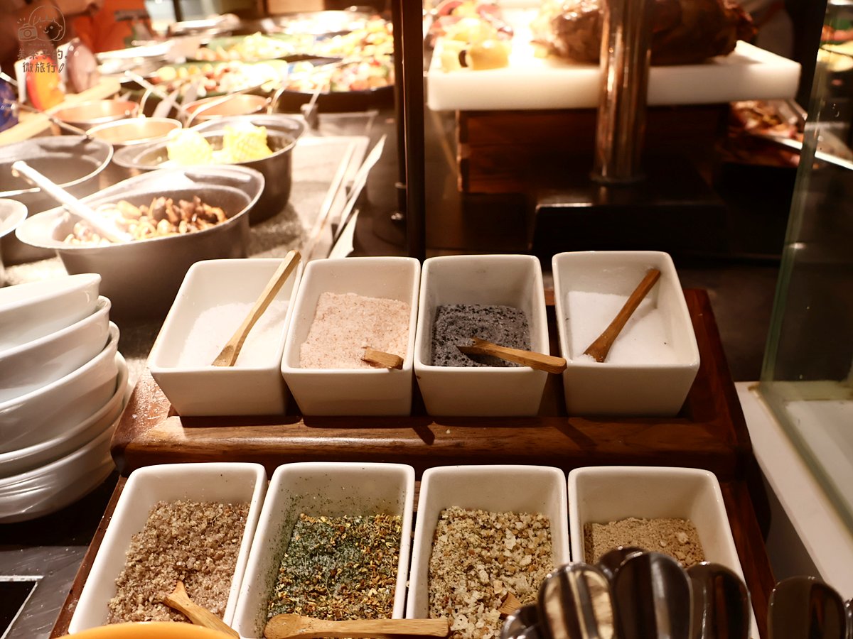 【2026台北吃到飽】香格里拉遠東Cafe自助餐廳:食材優秀、大推薦松葉蟹 - 第39張圖 遠東Cafe自助餐西式碳烤區松露鹽