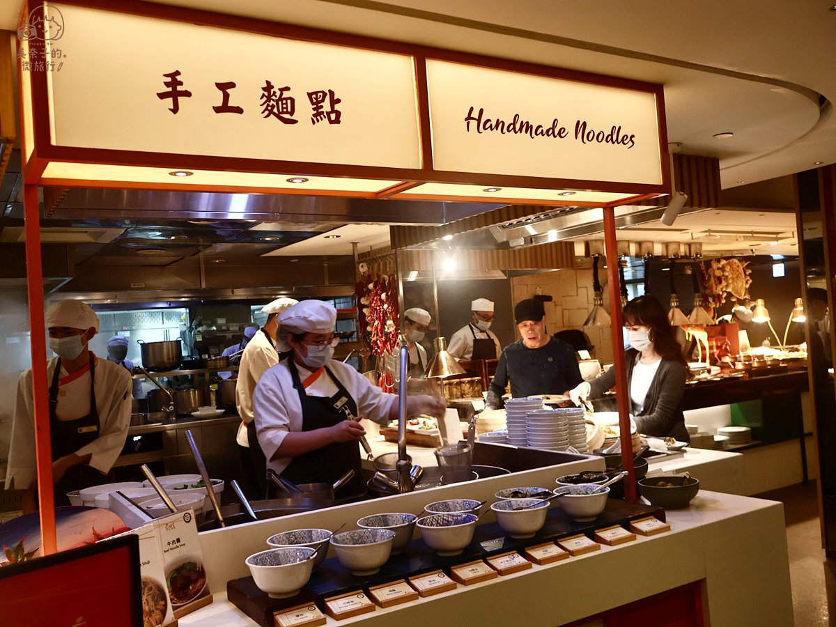【2026台北吃到飽】香格里拉遠東Cafe自助餐廳:食材優秀、大推薦松葉蟹 - 第27張圖 遠東Cafe自助餐麵點餐台手工麵點