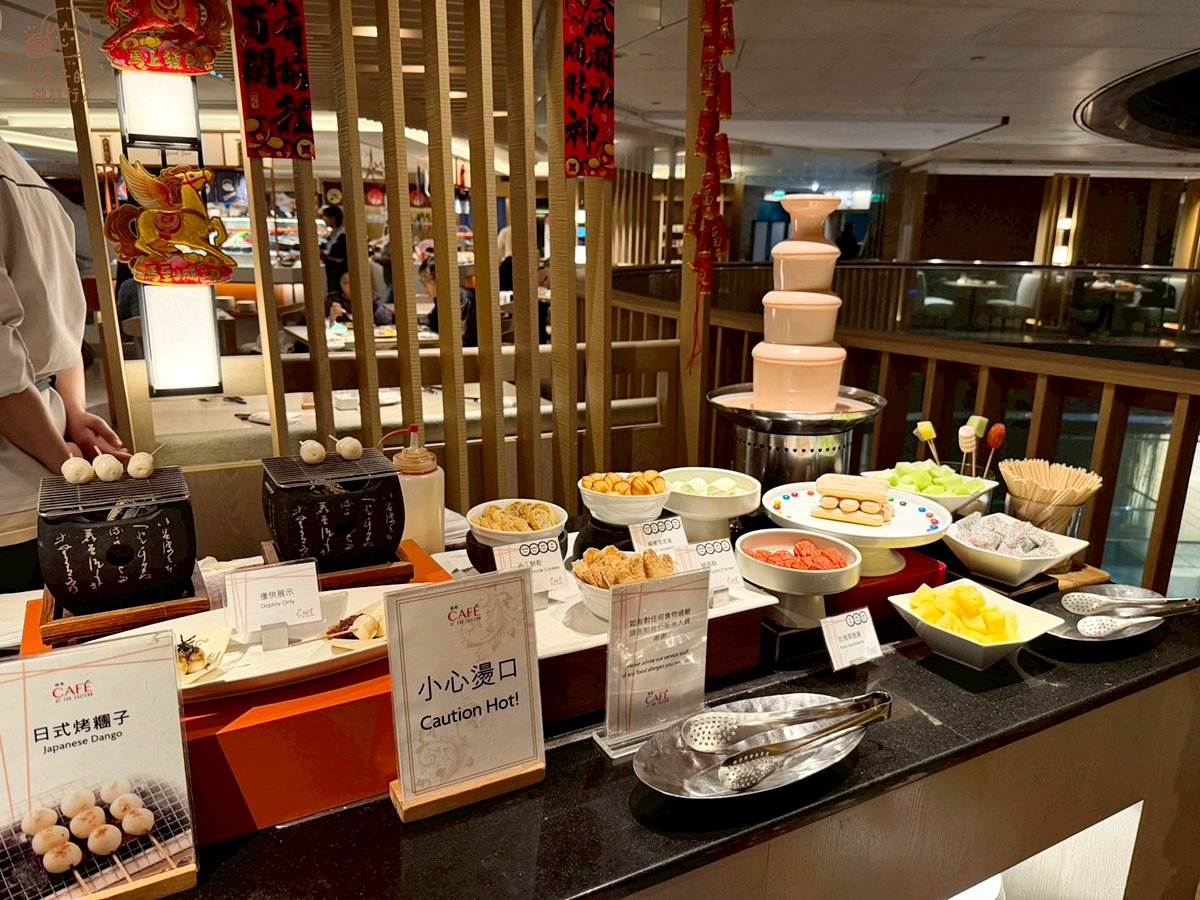 【2026台北吃到飽】香格里拉遠東Cafe自助餐廳:食材優秀、大推薦松葉蟹 - 第43張圖 遠東Cafe自助餐繽紛甜點區草莓噴泉