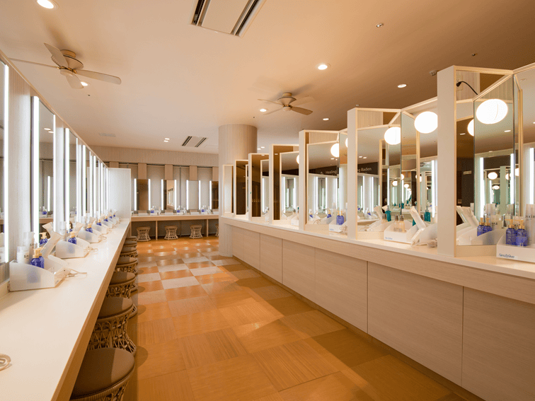 東京溫巨蛋天然溫泉Spa LaQua寄物櫃與梳化空間