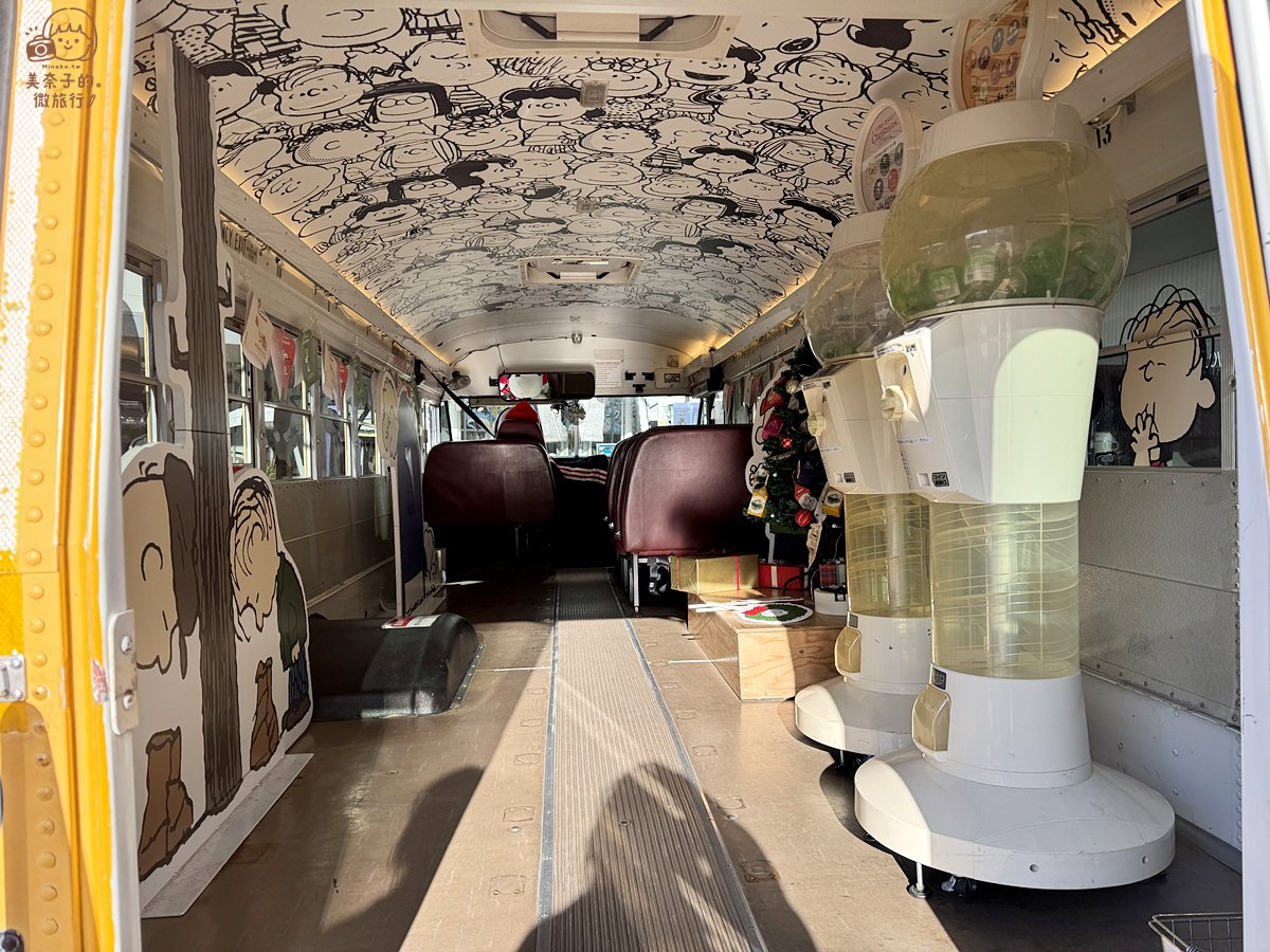 大阪美食｜史努比主題餐廳PEANUTS Cafe 黃色校車內部